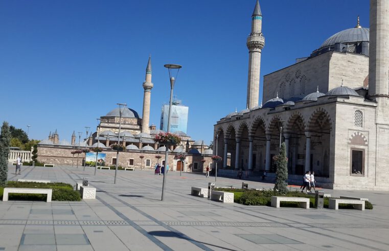 Mesquita e minaretes