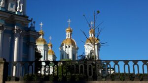 cruz no alto da igreja